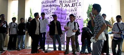 Suasana aksi damai di kampus Unikarta, Tenggarong, Rabu (16/02) siang
