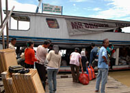 Dermaga Sukmawira Tenggarong yang sempit cukup menyulitkan aktivitas menaikturunkan penumpang dan barang, terutama pada saat-saat sibuk