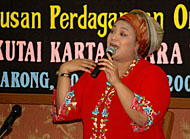 Dewi Hughes saat berbicara mengenai trafficking dihadapan peserta Sosialisasi dan Inisiasi Pembentukan Gugus Tugas Anti Trafficking di Kukar