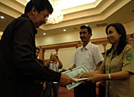 Sekkab HM Husni Thamrin menyerahkan sertifikat kepda salah seorang peserta