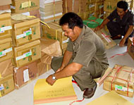Staf Diskencana Kukar mempersiapkan logistik bagi petugas pendataan penduduk yang akan bekerja mulai Senin (06/08) depan