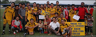 Kegembiraan tim dan ofisial PS BPKD setelah sukses merebut gelar Juara Divisi Utama Tahun 2007 Pengcab PSSI Kukar