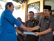 Ketua PMII Kukar Junaidi menyerahkan rekomendasi persoalan kelistrikan kepada Ketua DPRD Rahmat Santoso