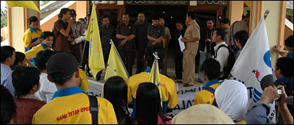 Aksi unjukrasa elemen mahasiswa dan masyarakat  di gedung DPRD Kukar tadi siang