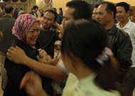 Anggota DPRD Kukar dari Samboja tak kuasa menahan airmata saat bersalaman dengan rekan-rekannya dari Tim Sukses Kutai Pesisir