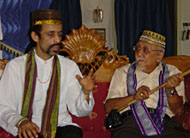 Donald P Tick (kiri) saat bertemu Sultan Kutai H Adji Mohd Salehoeddin II tahun 2003