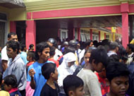 Warga berdesak-desakan di teras kantor DPU Kukar untuk memperoleh uang sebesar Rp 20 ribu