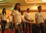 Para finalis Pemilihan Duta Wisata Kukar 2006 saat melakukan gladi bersih di Hotel Singgasana Tangga Arung tadi malam
