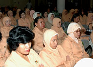 Selama 2 hari, ibu-ibu anggota DWP Kukar mendapatkan pelatihan administrasi dan MC