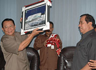 Gubernur Kaltim Suwarna AF menunjukkan gambar disain Bandara Kukar yang diserahkan Bupati Kukar H Syaukani HR (kanan)