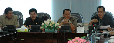 Bupati Kukar H Syaukani HR (kanan) ketika menjelaskan secara panjang lebar kesiapan Kabupaten Kukar untuk membangun Bandara