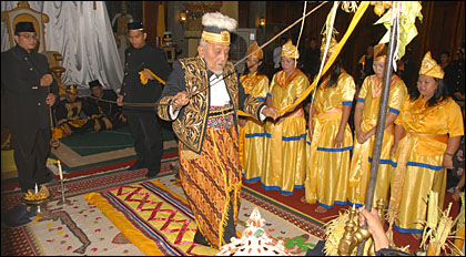 Sultan Kutai H Adji Mohd Salehoeddin II saat melaksanakan Bepelas malam terakhir di Keraton Kutai Kartanegara