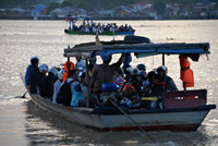 Aktivitas ferry tradisional yang marak pasca runtuhnya Jembatan Kartanegara. Kecelakaan ferry tradisional yang terjadi Sabtu (25/12) malam lalu akhirnya merenggut 1 korban jiwa