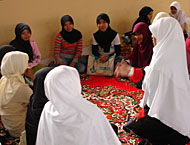 Para mahasiswi Unikarta melakukan diskusi kelompok pada kegiatan Peskil 