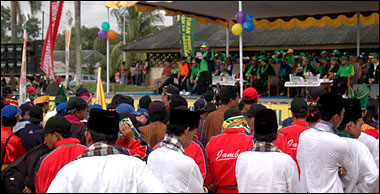Suasana pembukaan Festival Olahraga Tradisional Tingkat Nasional IV di arena lapangan parkir Stadion Rondong Demang, Tenggarong