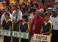 Barisan kontingen peserta ketika mengikuti pembukaan Festival Olahraga Tradisional Tingkat Nasional IV di Tenggarong