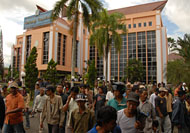 Massa meninggalkan Kantor Bupati Kukar menuju DPRD Kukar setelah mengetahui Sekkab HM Aswin masih mengikuti rapat paripurna di gedung dewan