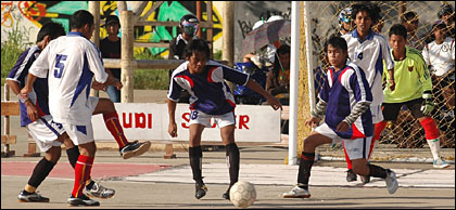 Suasana pertarungan antara DPRD B Tenggarong (putih-putih) melawan Hot Sport (ungu-putih) dalam partai semifinal tadi sore