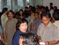 Suasana pengambilan gaji ke-13 di Sekretariat Kabupaten Kutai Kartanegara