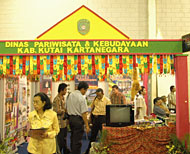 Suasana stan Disparbud Kukar di arena Gebyar Wisata Nusantara 2008 di Balai Kartini, Jakarta