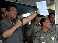 Plt Sekkab HM Aswin menerima lembar pernyataan sikap dari GEPAK Kukar