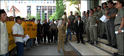 Kedatangan GEPAK Kukar diterima Plt Sekkab HM Aswin di teras depan Kantor Bupati Kukar