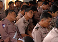 Para personel Polres Kukar dengan serius menyimak pemaparan Gerbang Dayaku Tahap II yang disampaikan langsung oleh Bupati H Syaukani HR