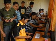 Sejumlah pemuda memanfaatkan internet gratis di Beringin Center, Tenggarong