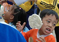 Seorang bocah memperhatikan lawannya dalam lomba makan kerupuk di Tenggarong kemarin siang