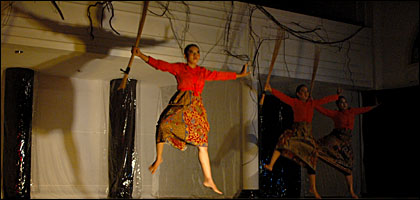 Penampilan para penari Gubang dalam repertoar bertajuk Sapuku