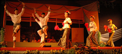Penampilan para penari Satagu membawakan tari Jepen Malayu Kutai pada pementasan Reborn of Jepen di Serapo LPKK Tenggarong, Jum'at (07/07 malam lalu
