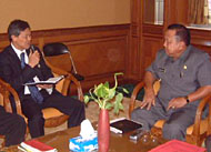 Ketua BPC Gapensi Kukar HM Syahrun Hs (kiri) saat berdialog dengan Pj Bupati Kukar Hadi Sutanto
