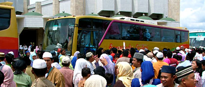 Ratusan penjemput mengerumuni bus rombongan jamaah haji Kukar yang baru tiba di halaman Masjid Agung Sultan Sulaiman, Tenggarong, Sabtu (29/01) siang