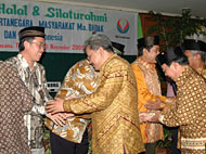 Manajemen VICO Indonesia yang diwakili Surya Safari (kiri) dan Syaiful Rachman bersama Bupati Kukar H Syaukani HR ketika bersilaturahmi dengan seluruh undangan dalam Halal Bi Halal yang digelar di Hotel Singgasana Tangga Arung