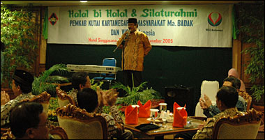 Bupati Kukar H Syaukani HR ketika menyampaikan sambutannya dalam acara Halal Bi Halal bersama VICO Indonesia dan warga Muara Badak