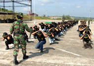 Para anggota Laskar Barisan Pemuda Kutai saat melakukan latihan fisik dibawah instruktur dari Kodim 0906/TGR