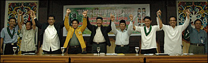 Plt Sekkab HM Aswin (ketiga dari kiri) dan Ketua DPRD Rachmat Santoso (kedua dari kanan) foto bersama perwakilan tim sukses dan panitia usai Dialog Politik