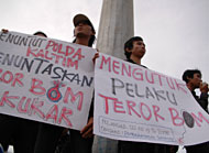 Para aktivis HMPK membentangkan poster berisi kecaman terhadap pelaku teror