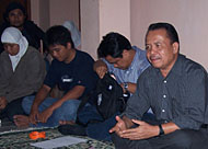 Asisten IV Pemkab Kukar H Basran Yunus (kanan) ketika menyampaikan pesan-pesannya kepada mahasiswa Kukar di Malang