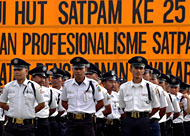 Anggota Satpam dituntut untuk meningkatkan disiplin serta profesionalismenya dalam menjaga kamtibmas terutama di lingkungan tugasnya masing-masing