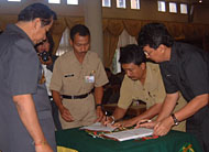 Bupati H Syaukani HR (kiri) saat menyaksikan penandatanganan kerjasama Inventarisasi Aset Daerah antara Plt Sekkab Kukar Husni Thamrin (kanan) dan Kepala BPS Kukar Gunadi Irianto