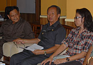 Pj Bupati Kukar H Sjachruddin (tengah) berharap agar Pilpres 2009 di Kukar berjalan aman dan lancar