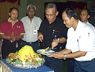Robby P Joenoes menyerahkan potongan tumpeng kepada salah seorang mitra kerja disaksikan para petinggi VICO Indonesia lainnya
