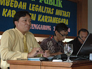 Tri Widodo dari LAN Samarinda saat tampil sebagai narasumber dalam Diskusi Publik Membedah Legalitas Mutasi di Kukar