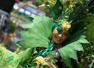 Salah satu peserta Karnaval Budaya Kampong Wisata 2006 dari Jember Fashion Carnaval