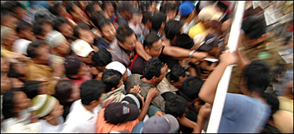 Suasana pembagian THR di halaman Pendopo Odah Etam, Jum'at (20/10) kemarin