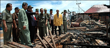 Wakil Bupati Kukar H Samsuri Aspar dan rombongan ketika melakukan peninjauan ke lokasi bekas kebakaran