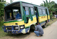 Bus PO Novy Putra yang menyeruduk rumah warga Jl Pesut, Tenggarong