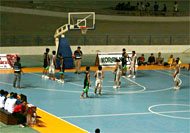 Suasana pertandingan dalam Kejuaraan Bola Basket Antar Klub se-Kukar Tahun 2011 di gedung Velodrome Tenggarong Seberang