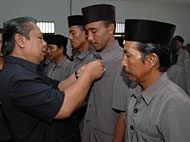 Wabup Kukar H Samsuri Aspar memasang tanda jabatan kepada para pengurus BPD yang baru dilantik